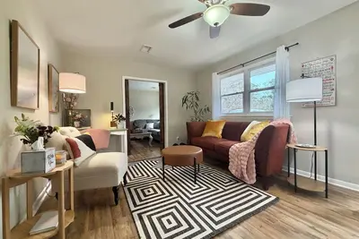 Image de Coastal Country Vibes with Fenced Yard, Xbox, Air Hockey, 20 min from the beach!