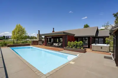 Image de The Wanaka Luxe Pool House - Sleeps 10