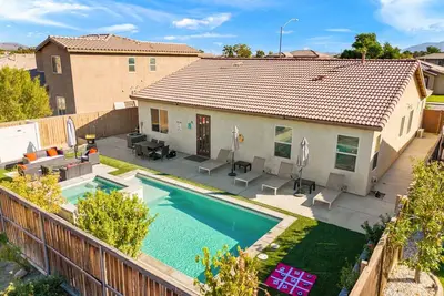 Image de Retro Reset l Mid-Century Modern 3br Pool Oasis