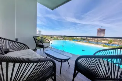 Image de 3-bedroom apartment with lagoon and beach views