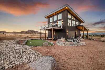 Horsethief Hideout - Views, Hot Tub, Firepit Table, Trails Oasis