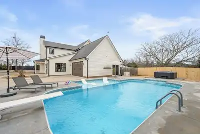 Image de Cozy & Charming 5 Br Family Retreat