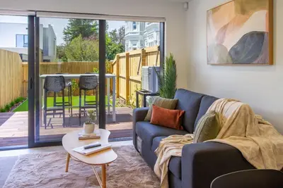 Image de Serenity in the City Centre. Sleeps 6, has carpark