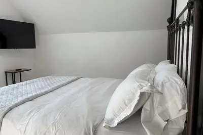 Image de 2-Bedroom Home ~ Near Portsmouth/Durham ~ Private Driveway ~ Washer/Dryer