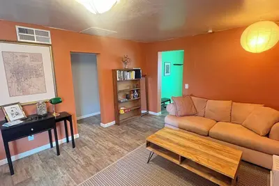 Image de Charming 2-bedroom house near Gem Show, downtown, and eateries!