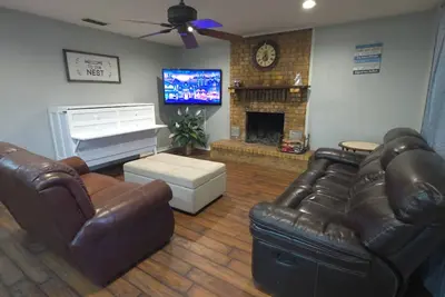 Image de 2 bedroom home with truck and trailer parking. Safe and secluded.