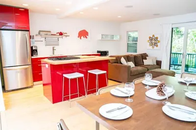 Image de Andora Townhome, Walk to Town, River Run 1/2 mile away, Deck on Trail Creek! !