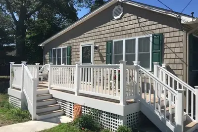 Image de Beautiful 4 bedroom cottage, pet friendly, close to Bay, with inground pool