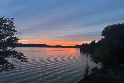 Image de Marvelous 11 bed cottage on the water