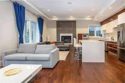 Image de Entire ground floor high-end suite- Ask about 13% Hst refund.