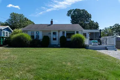 Image de Charming Harbour Island Cottage with Water Views, Sun Porch & Sunset Deck