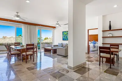 Image de Cozy condo with pool & Ac - family base near beach & activities, shared hot tub