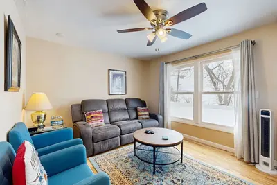 Image de Cozy lakehouse, sandy beach, dock, kayaks, canoe, firepit, bbq, fireplace, a/c