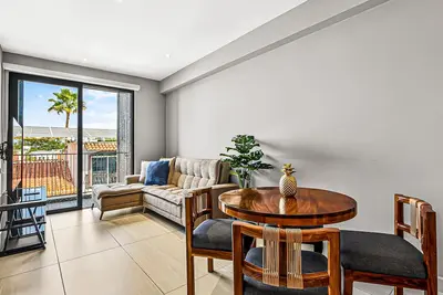 Image de Modern condo with rooftop pool, balcony, gas grill & gym access