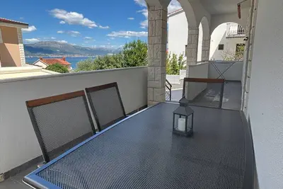 Image de Appartement d'une chambre avec la terrasse et la vue sur le mer Slatine, Ciovo (A-9433-d)