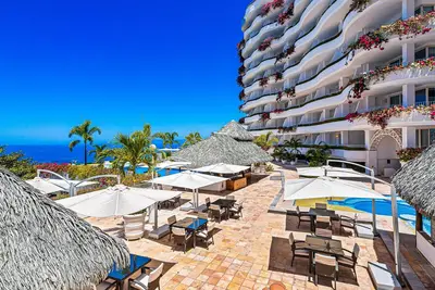 Image de Luxurious partial ocean-view suite with 3 pools, hot tub, gym & balcony