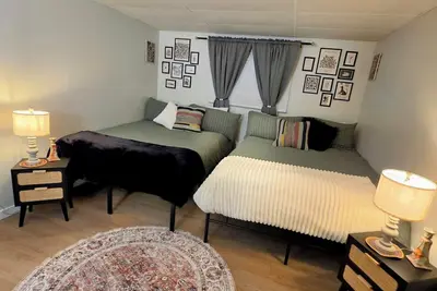 Image de No Clean Fee• Cozy Home•1k+2q•New Modular Couch that can arrange to bed•Yard+Bbq