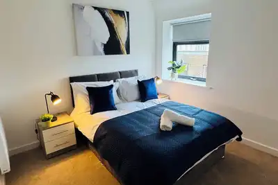 Central 2-Bed Flat Near The Square