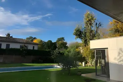 Image de Chambres d’hôtes « Chambres Contemporaine » avec piscine, terrasse et jardin partagés