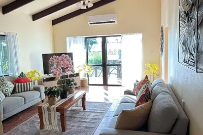 Image de Peaceful Island Escape with Mountain Views