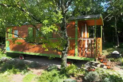 Image de Tiny Home « Roulotte de Cabrières » avec terrasse privée et jardin privé
