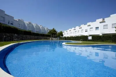 Image de Maison Cap Salou : Tranquille, Piscine Partagée, Proche Plage