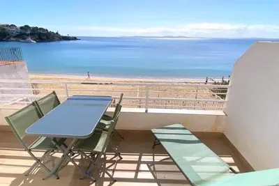 Image de Bel appartement rénové en bord de plage avec parking privé à Roses