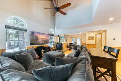 Image de Gathering Place at Tahoe Donner by Tahoe Getawyas - Pet-Friendly 4br w Hot Tub