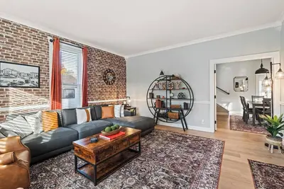 Image de Perfect Home! Porch, yard, firepit & Bbq. Walk to town. Great for families and professionals