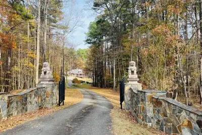 Image de Lioncrest Estate | Pickleball • Cinema • Near Rdu • 5-Acres