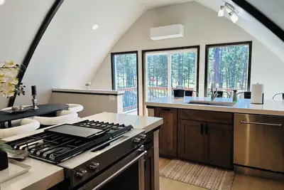 Image de Modern Hut on 70 Acres —Abayance Bay Marina