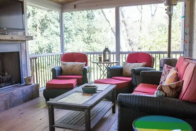 Image de New! Walk to Square ~ Hideaway in the Heart of Town ~ Sleeps 4 ~ Spring Savings