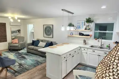 Image de Charming cottage in Niceville. Across from the Bay. Walk to a beach on the Bay.