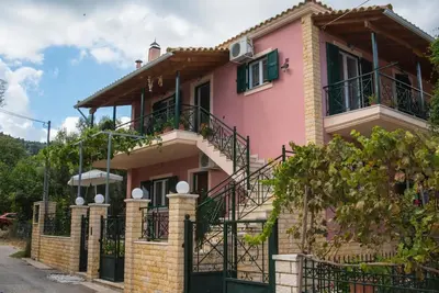 Image de Appartement « Anna's One-Bedroom » avec balcon, Wi-Fi et climatisation