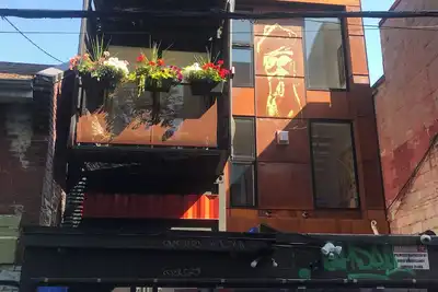 Image de Shipping Container Home in the West Queen West Neighbourhood in Graffiti Alley