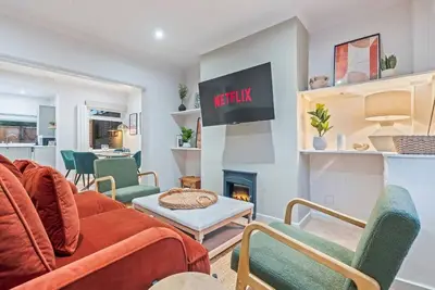 Image de Hoole 2 Br Home | Free Parking | Sleeps 7 | 5 Beds