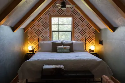 Image de Peaceful Cabin on Private Acres, King Beds, Near Lake Somerville, Pet-Friendly