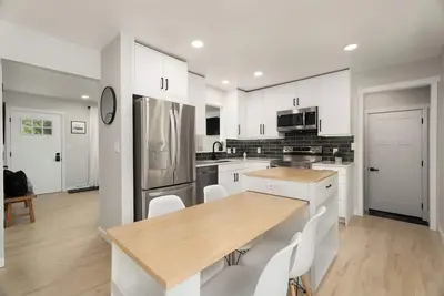 Modern 5 bedroom home