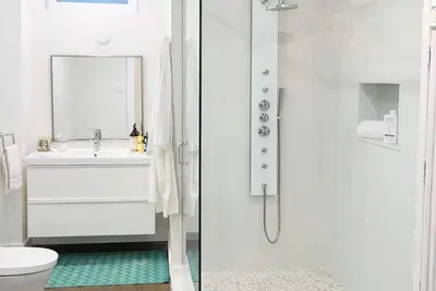 Image de West Toronto Luxury B&B Humber River Suite - Steps to Up Express - Airport-Union