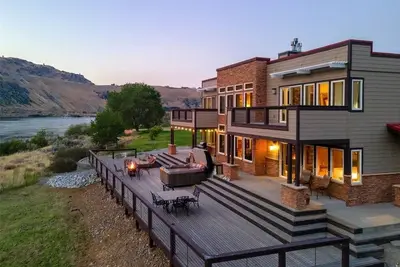 Image de Your Private Riverfront Resort - with nearly 7, 000 sq feet of living space!