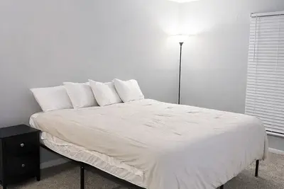 Image de Lake view 2-bedroom apartment with fireplace in  Marietta nearCumberland Mall