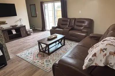 Image de Rustic cozy & comfortable 2-bedroom condo conveniently located in lovely Midland