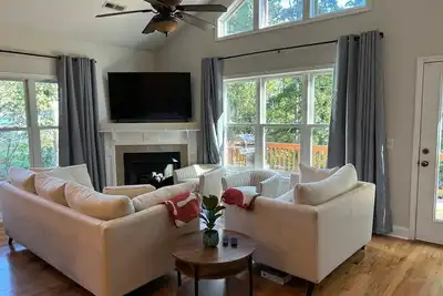 Image de Gorgeous 4-bedroom lakefront house with private dock, 15 min. to Clemson.