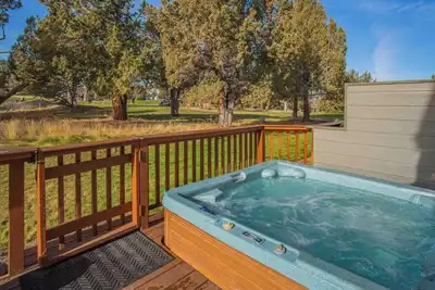 Pine & Par at Eagle Crest | Hot Tub | Golf