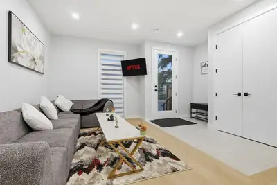 Image de 10 Minutes To Downtown 3 Bed 2. 5 Bath Town House