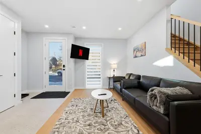 Image de King Bed 10 Minutes To Downtown Luxury Townhouse