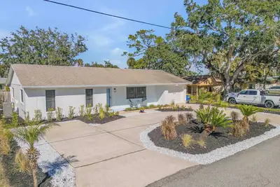 Image de Blue Door River House - Fenced Yard & Pet Friendly - Steps to the Icw