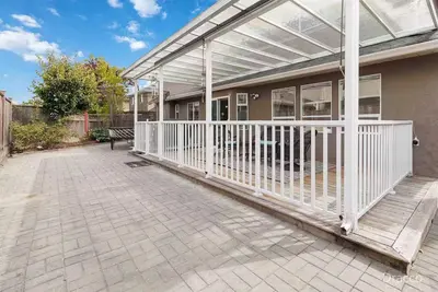 Image de 10 minutes to the airport, close to public transportation ; shopping; restaurant