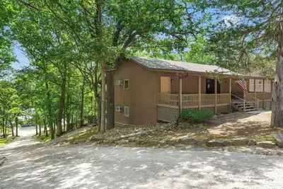 Image de One of our four large deluxe one-bedroom condo style units at the Bar M Resort on Table Rock Lake