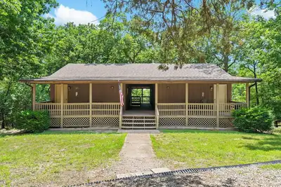 Image de One of our two large deluxe two-bedroom condo style units at the Bar M Resort on Table Rock Lake.
